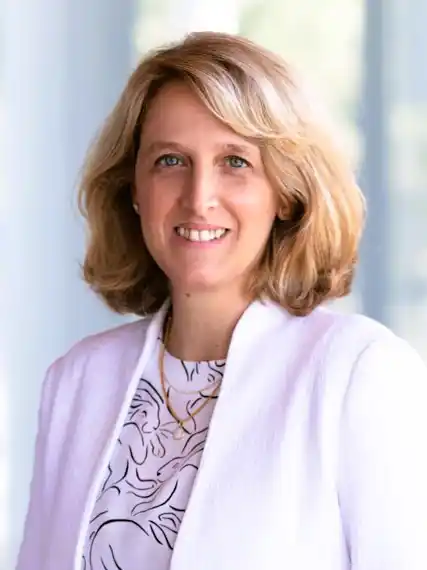 Headshot of Adriana Esteves