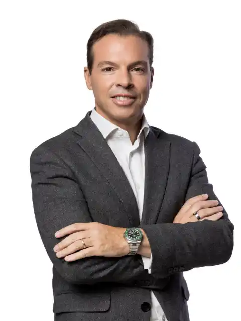 Headshot of Stephan de Moraes