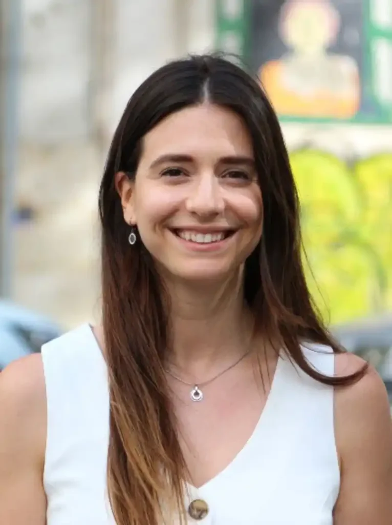 Headshot of Carolina Amorim